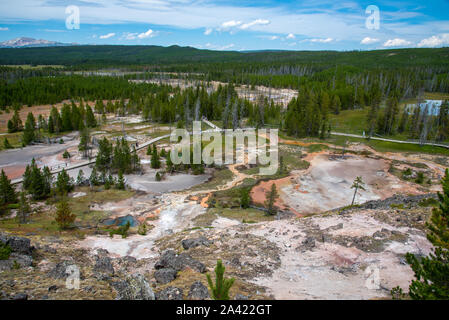 Blick auf die heissen Quellen und Geysire von Künstlern painpots Bereich in Yellowstone Stockfoto