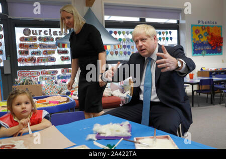 Premierminister Boris Johnson Gesten, wie er in einem art Klasse mit vier Jahre alten Scarlet Fickling bei einem Besuch in St Mary's und alle Heiligen Primary School in Beaconsfield, Buckinghamshire für eine Ansage auf der Förderung die Zuweisungen an Schulen in ganz England beteiligt. Stockfoto