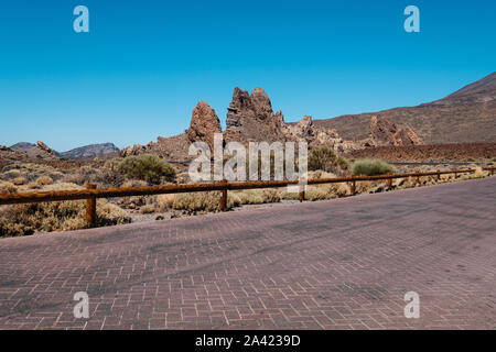 Leere Straße in Wüste Berg Landschaft Straße in malerischer Natur - Stockfoto