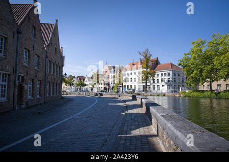 Ein typischer Kanal Szene in Brügge, Belgien, an einem sonnigen Tag. Stockfoto