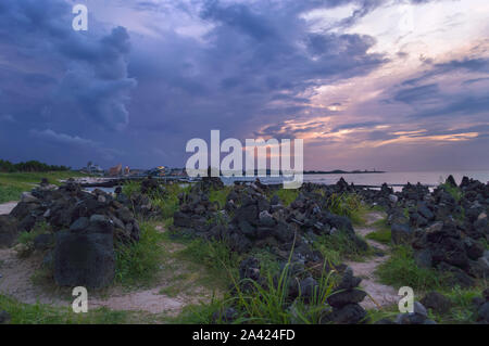 Ansicht des Glücks piramidsmade von Jeju Lavagestein in der Nähe von Geumneung Strand an der Dämmerung der Zeit Stockfoto