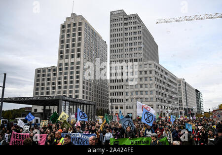 Berlin, Deutschland. 11 Okt, 2019. Aktivisten der "Aussterben Rebellion' Bewegung demonstrieren am Potsdamer Platz. Quelle: Britta Pedersen/dpa-Zentralbild/dpa/Alamy leben Nachrichten Stockfoto