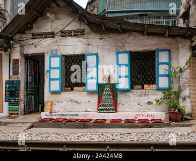 Railway Village oder Zug Straße, Gasse mit alten Cafe neben der Bahnlinie, Hanoi, Vietnam, Asien Stockfoto