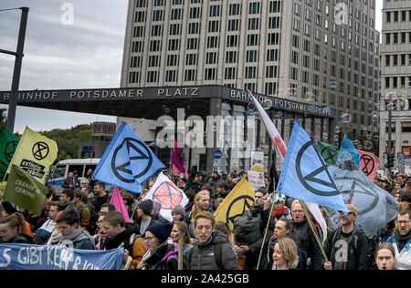 Berlin, Deutschland. 11 Okt, 2019. Aktivisten der "Aussterben Rebellion' Bewegung demonstrieren am Potsdamer Platz. Quelle: Britta Pedersen/dpa-Zentralbild/dpa/Alamy leben Nachrichten Stockfoto