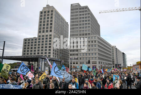 Berlin, Deutschland. 11 Okt, 2019. Aktivisten der "Aussterben Rebellion' Bewegung demonstrieren am Potsdamer Platz. Quelle: Britta Pedersen/dpa-Zentralbild/dpa/Alamy leben Nachrichten Stockfoto