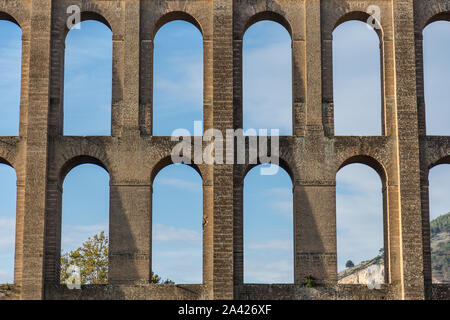 Die Caroline Aquädukt von Vanvitelli, die Wasserleitung erstellt, um die San Leucio komplex und die Wasserversorgung der Königspalast von Caserta, Italien zu füttern Stockfoto