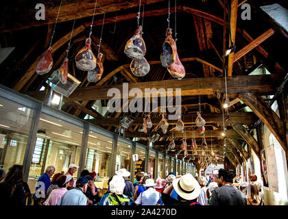 Hängende getrockneter Schinken in der Großen Schlächter Halle in Gent, Belgien Stockfoto