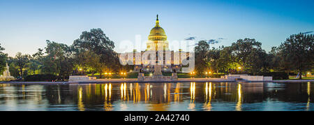 Panoramabild des Kapitols der Vereinigten Staaten mit der Capitol Reflecting Pool im Morgenlicht. Stockfoto