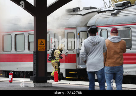 MOTALA 20191011 Unter fredagen larmades räddningstjänsten om kraftig rökutveckling från en tågvagn på stationsområdet ich Motala/Während der Freitag, der Rettungsdienst alarmiert wurde über eine starke Rauchentwicklung aus einem Waggon in der Station, in Motala. Foto Jeppe Gustafsson Stockfoto