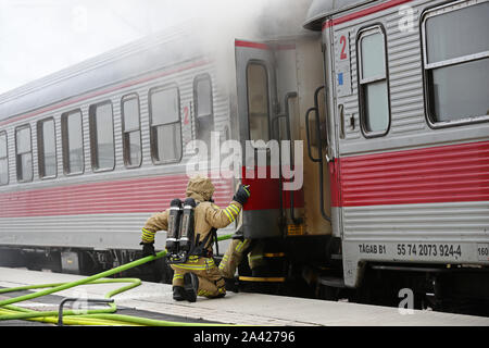 MOTALA 20191011 Unter fredagen larmades räddningstjänsten om kraftig rökutveckling från en tågvagn på stationsområdet ich Motala/Während der Freitag, der Rettungsdienst alarmiert wurde über eine starke Rauchentwicklung aus einem Waggon in der Station, in Motala. Foto Jeppe Gustafsson Stockfoto