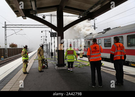 MOTALA 20191011 Unter fredagen larmades räddningstjänsten om kraftig rökutveckling från en tågvagn på stationsområdet ich Motala/Während der Freitag, der Rettungsdienst alarmiert wurde über eine starke Rauchentwicklung aus einem Waggon in der Station, in Motala. Foto Jeppe Gustafsson Stockfoto