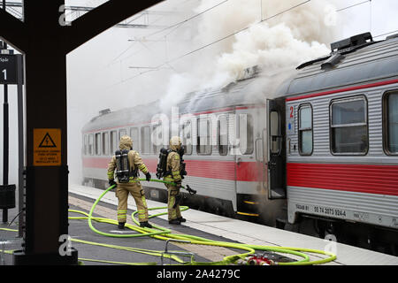 MOTALA 20191011 Unter fredagen larmades räddningstjänsten om kraftig rökutveckling från en tågvagn på stationsområdet ich Motala/Während der Freitag, der Rettungsdienst alarmiert wurde über eine starke Rauchentwicklung aus einem Waggon in der Station, in Motala. Foto Jeppe Gustafsson Stockfoto