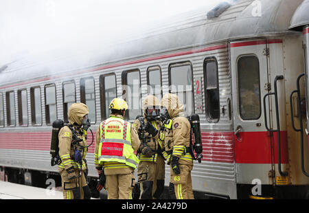 MOTALA 20191011 Unter fredagen larmades räddningstjänsten om kraftig rökutveckling från en tågvagn på stationsområdet ich Motala/Während der Freitag, der Rettungsdienst alarmiert wurde über eine starke Rauchentwicklung aus einem Waggon in der Station, in Motala. Foto Jeppe Gustafsson Stockfoto