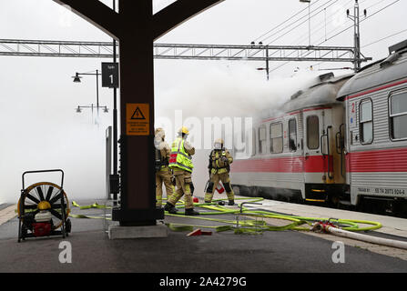 MOTALA 20191011 Unter fredagen larmades räddningstjänsten om kraftig rökutveckling från en tågvagn på stationsområdet ich Motala/Während der Freitag, der Rettungsdienst alarmiert wurde über eine starke Rauchentwicklung aus einem Waggon in der Station, in Motala. Foto Jeppe Gustafsson Stockfoto