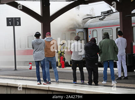 MOTALA 20191011 Unter fredagen larmades räddningstjänsten om kraftig rökutveckling från en tågvagn på stationsområdet ich Motala/Während der Freitag, der Rettungsdienst alarmiert wurde über eine starke Rauchentwicklung aus einem Waggon in der Station, in Motala. Foto Jeppe Gustafsson Stockfoto