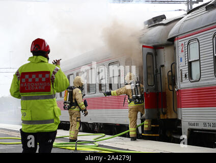 MOTALA 20191011 Unter fredagen larmades räddningstjänsten om kraftig rökutveckling från en tågvagn på stationsområdet ich Motala/Während der Freitag, der Rettungsdienst alarmiert wurde über eine starke Rauchentwicklung aus einem Waggon in der Station, in Motala. Foto Jeppe Gustafsson Stockfoto