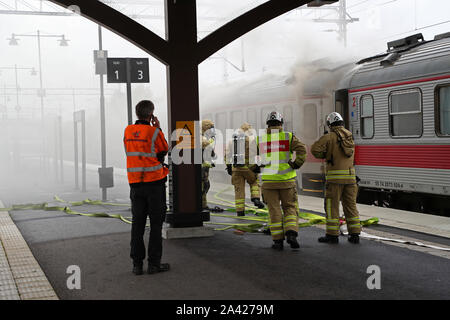 MOTALA 20191011 Unter fredagen larmades räddningstjänsten om kraftig rökutveckling från en tågvagn på stationsområdet ich Motala/Während der Freitag, der Rettungsdienst alarmiert wurde über eine starke Rauchentwicklung aus einem Waggon in der Station, in Motala. Foto Jeppe Gustafsson Stockfoto