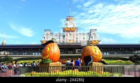 Walt Disney World's Magic Kingdom Eingang dekoriert für Halloween Stockfoto