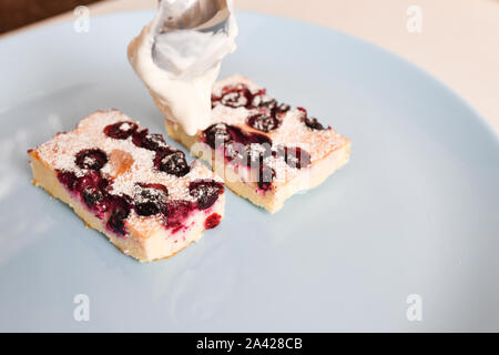 Quark Auflauf mit Beeren auf einem Teller. Hausgemachten Quark Auflauf mit Beeren auf einem Teller. Leckere hausgemachte Hüttenkäse Stockfoto
