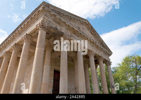 Klassizistische Kapelle und Pantheon (genannt Kirche San Jorge), einer der wenigen Tempel, die einem römischen Tempel in Nordspanien imitiert. Stockfoto