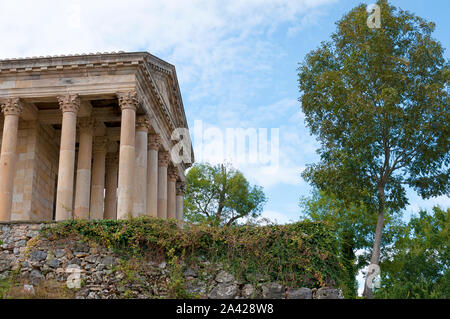 Klassizistische Kapelle und Pantheon (genannt Kirche San Jorge), einer der wenigen Tempel, die einem römischen Tempel in Nordspanien imitiert. Stockfoto