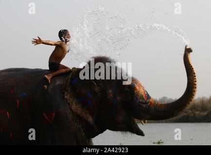 Kathmandu, Nepal. 27 Dez, 2018. Ein Kind spielt mit einem Elefanten in Chitwan, Nepal, Dez. 27, 2018. Credit: Sunil Sharma/Xinhua/Alamy leben Nachrichten Stockfoto