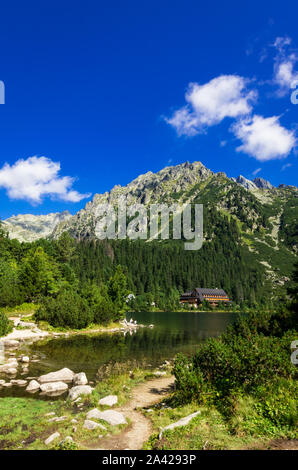 Popradske Pleso in der Nähe von Strbske Pleso in der Slowakei. Poprad See ist ein sehr beliebtes Ziel in der Hohen Tatra Stockfoto