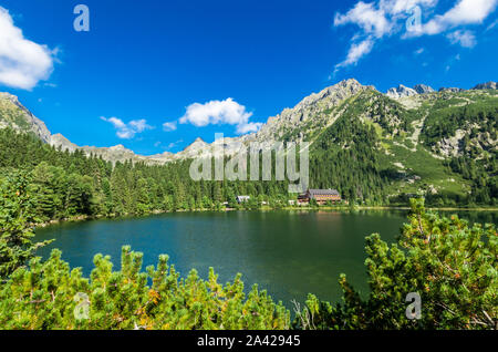 Popradske Pleso in der Nähe von Strbske Pleso in der Slowakei. Poprad See ist ein sehr beliebtes Ziel in der Hohen Tatra Stockfoto