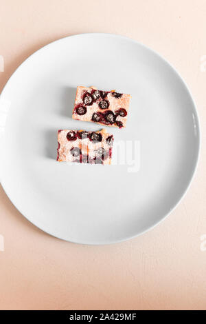Quark Auflauf mit Beeren auf einem Teller. Hausgemachten Quark Auflauf mit Beeren auf einem Teller. Leckere hausgemachte Hüttenkäse Stockfoto
