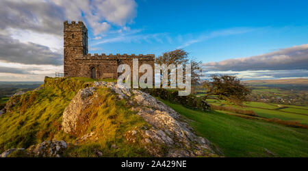 St Michaels Kirche sitzt auf der Brent Tor. Bei 1100 Fuß Brent Tor ist eine der eindrucksvollsten rock Aufschlüsse in Dartmoor und kann für Meilen gesehen werden i Stockfoto