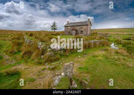 Die einsamen und isolierten Gebäude der Nonnen Kreuz Bauernhof auf wildes und geheimnisvolles Dartmoor. Nicht weit von Fox Tor Kot Es ist die Lage, S gab Stockfoto