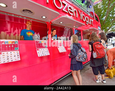 London, England, UK. SNOG gefrorener Joghurt Steckdose in einem Doppeldeckerbus auf der South Bank Stockfoto