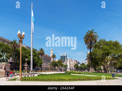 Plaza de Mayo mit Blick auf die Pirámide de Mayo, Buenos Aires, Argentinien, Südamerika Stockfoto