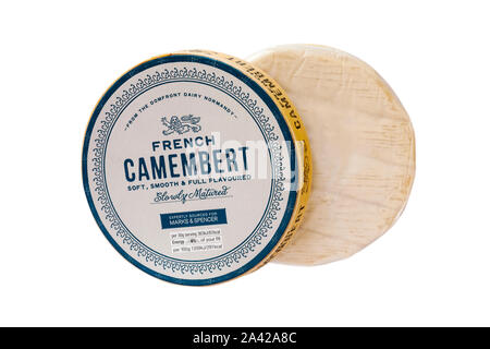 Französischer Camembert weich und voll langsam aromatisiert fachmännisch gereift für Marks & Spencer bezogen auf weißem Hintergrund Stockfoto