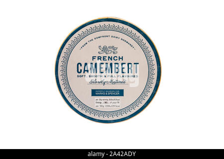 Französischer Camembert weich und voll langsam aromatisiert fachmännisch gereift für Marks & Spencer bezogen auf weißem Hintergrund Stockfoto