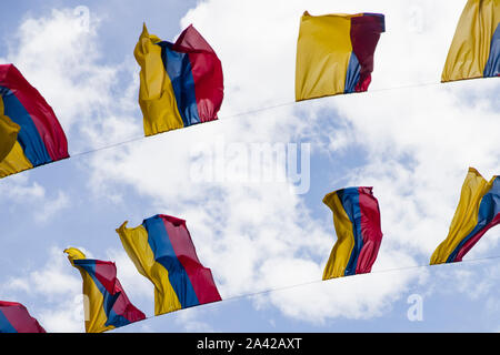 Colobian Flaggen unter blauem Himmel in Bogota, Kolumbien Stockfoto