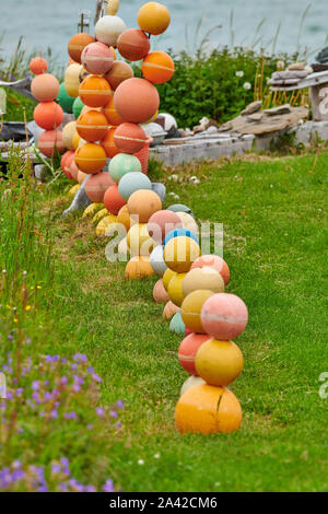 Dekoration mit bunten Bojen in Garten, Andenes, Norwegen, Europa Stockfoto