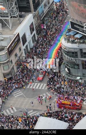 Toronto, Kanada - 25. Juni 2017: Luftaufnahme von Pride Parade am Yonge-Dundas Square Stockfoto