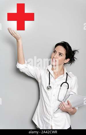 Schöne Ärztin Holding ein Konzept, das rote Kreuz Taste Stockfoto