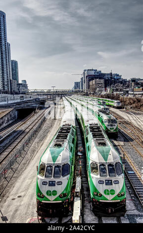 Toronto, Kanada - 20. März 2019: gehen Züge zum Bahnhof am sonnigen Tag anhalten Stockfoto