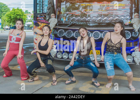 KANCHANABURI THAILAND - 1. SEPTEMBER: Nicht identifizierte weibliche Touristen tanzen vor den Bus am Parkplatz am September 1,2019 in Kanchanaburi, Thailand Stockfoto