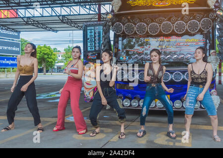 KANCHANABURI THAILAND - 1. SEPTEMBER: Nicht identifizierte weibliche Touristen tanzen vor den Bus am Parkplatz am September 1,2019 in Kanchanaburi, Thailand Stockfoto