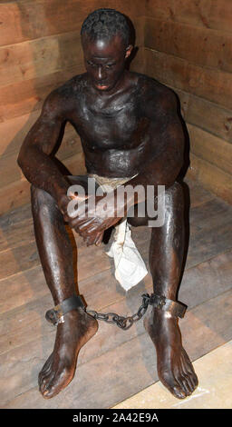 SLAVE TRADE-A Slave in Ketten an Bord eines Slave Ship (von eine Ausstellung am Whitehaven Museum, Großbritannien) Stockfoto