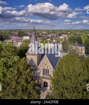 St Mary's Church und seine Eiben. East Molesey, Surrey, Großbritannien. Stockfoto