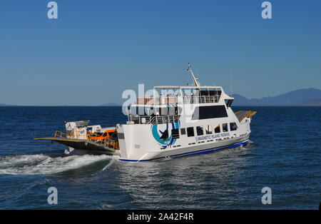 Magnetic Island Fähre, Nelly Bay, mit Autos und Menschen an Bord, Richtung Townsville auf dem Festland. Stockfoto