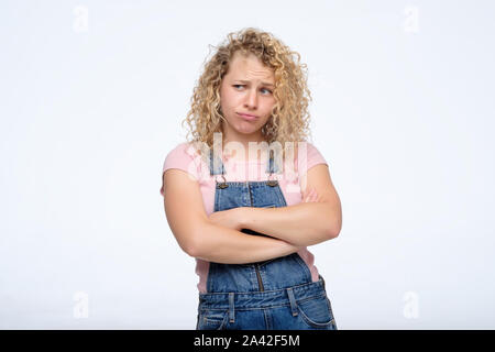 Blonde Frau stand mit verschränkten Armen und Wegsehen Stockfoto