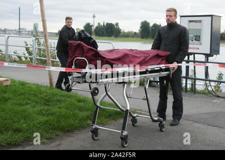 Düsseldorf, Deutschland. 11 Okt, 2019. Polizei und bestatter haben eine weibliche Leiche aus dem Rhein geborgen, zu einem bestatter Fahrzeug gebracht. Quelle: David Young/dpa/Alamy leben Nachrichten Stockfoto