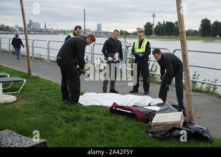 Düsseldorf, Deutschland. 11 Okt, 2019. Polizei und Bestattungsinstitute erholen sich die Leiche einer Frau aus dem Rhein. Quelle: David Young/dpa/Alamy leben Nachrichten Stockfoto