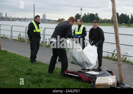 Düsseldorf, Deutschland. 11 Okt, 2019. Polizei und Bestattungsinstitute erholen sich die Leiche einer Frau aus dem Rhein. Quelle: David Young/dpa/Alamy leben Nachrichten Stockfoto