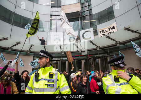 London, Großbritannien. 11. Oktober, 2019. Klima Aktivisten vor dem Aussterben Rebellion Block der Haupteingang des neuen BBC Broadcasting House am fünften Tag der Internationalen Rebellion Proteste. Sie forderten, dass der Fernsehveranstalter "Sag die Wahrheit" in Bezug auf die Klima Notfall. Credit: Mark Kerrison/Alamy leben Nachrichten Stockfoto